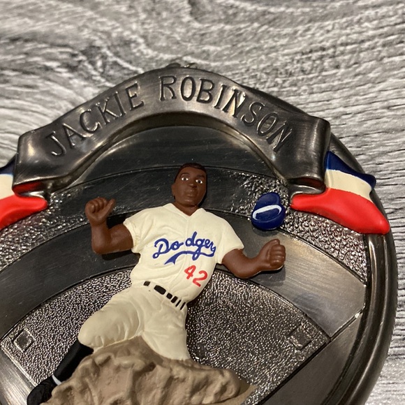 Hallmark | Baseball Heroes: Jackie Robinson (1997) - Keepsake Ornament - Picture 11 of 11